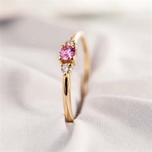 Petit - Der schönste Ring mit einem wunderschönen rosa Saphir in 14 kt. Gold von Nuran.